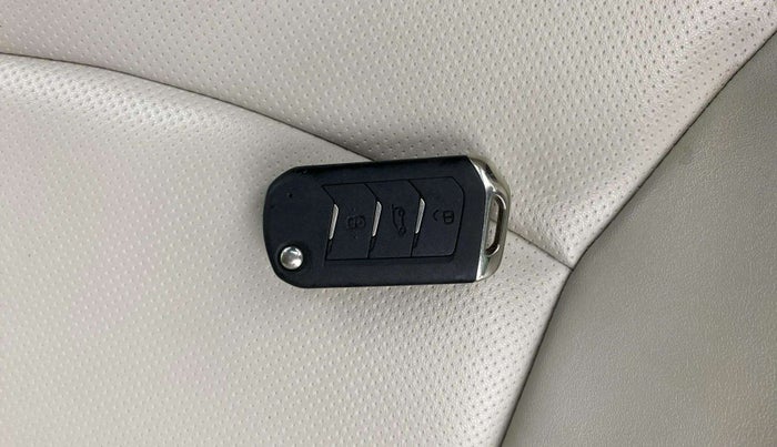 2021 Mahindra XUV300 W8 (O) 1.5 DIESEL, Diesel, Manual, 65,014 km, Key Close Up