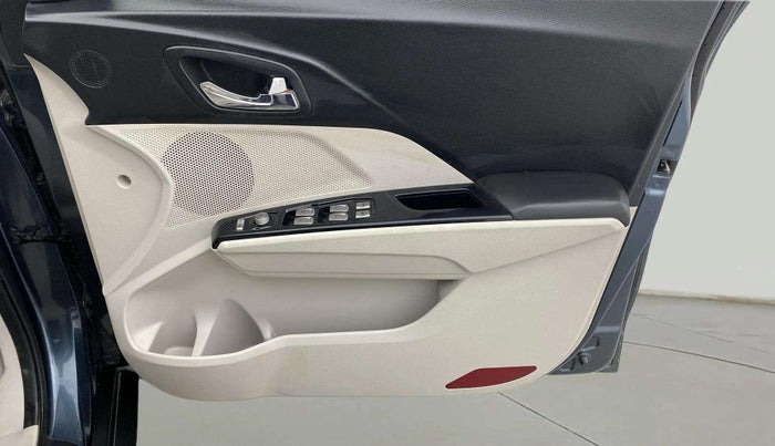 2021 Mahindra XUV300 W8 (O) 1.5 DIESEL, Diesel, Manual, 65,014 km, Driver Side Door Panels Control