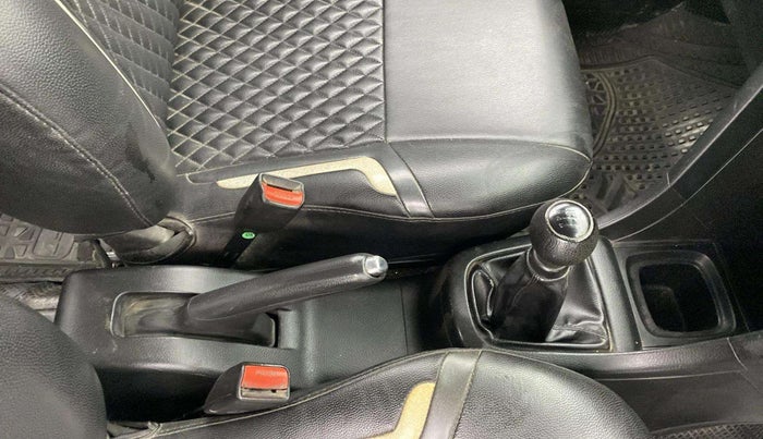 2017 Maruti Swift VDI (O), Diesel, Manual, 1,56,813 km, Gear Lever