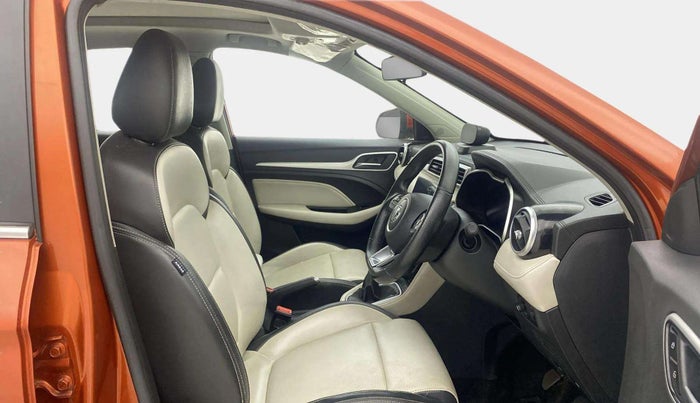 2022 MG ASTOR SHARP 1.5 MT, Petrol, Manual, 29,853 km, Right Side Front Door Cabin