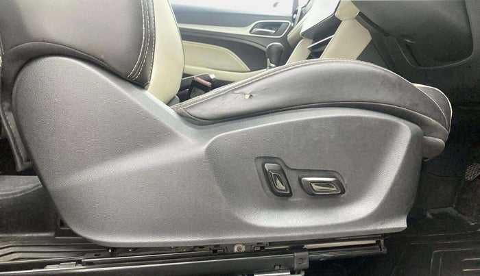 2022 MG ASTOR SHARP 1.5 MT, Petrol, Manual, 29,853 km, Driver Side Adjustment Panel
