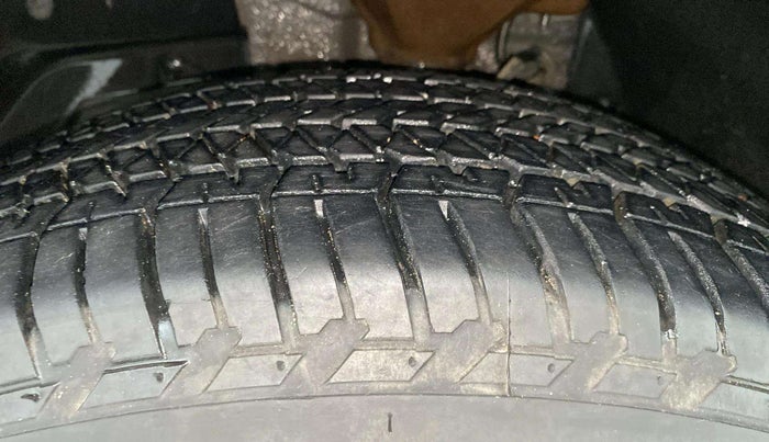 2015 Mahindra XUV500 W8, Diesel, Manual, 46,675 km, Left Front Tyre Tread