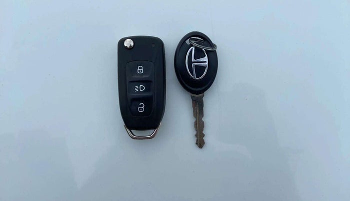 2018 Tata Tiago XZ PETROL, Petrol, Manual, 30,505 km, Key Close Up