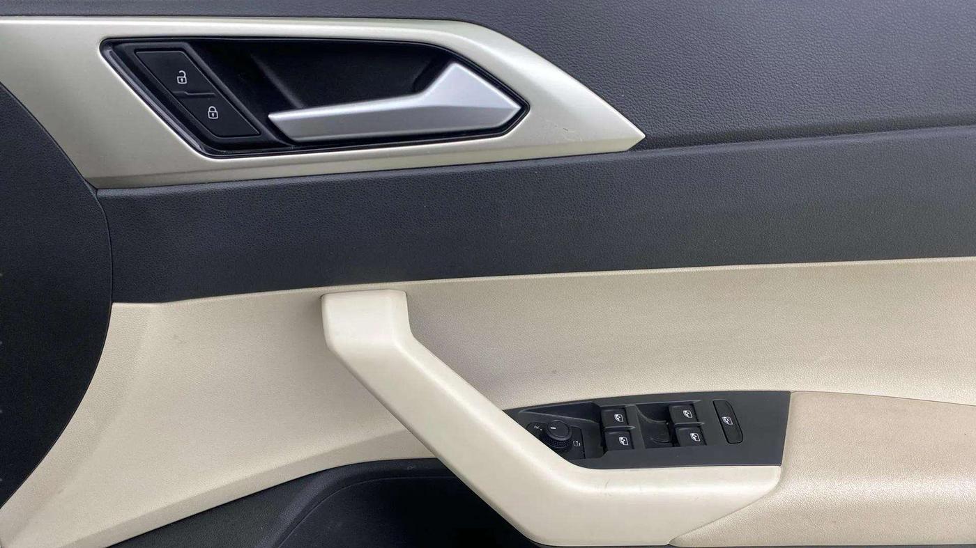 2023 Volkswagen VIRTUS HIGHLINE TSI 1.0 AT, Petrol, Automatic, 9,857 km, Driver Side Door Panels Control