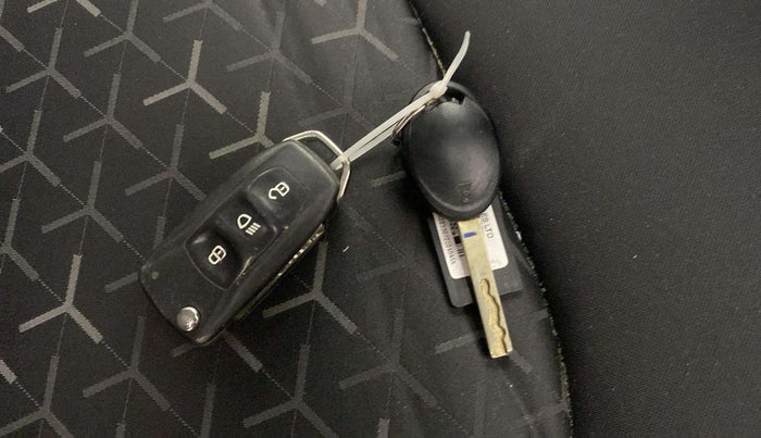 2021 Tata NEXON XM SUNROOF PETROL, Petrol, Manual, 44,565 km, Key Close Up