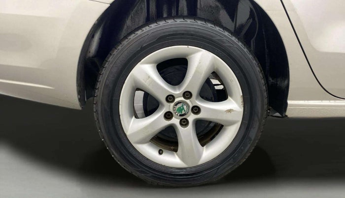 2012 Skoda Rapid ELEGANCE 1.6 MPI AT, Petrol, Automatic, 1,12,352 km, Right Rear Wheel