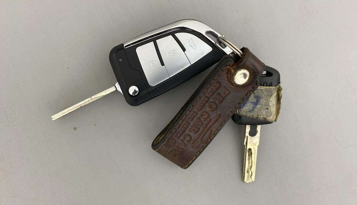 2012 Skoda Rapid ELEGANCE 1.6 MPI AT, Petrol, Automatic, 1,12,352 km, Key Close Up