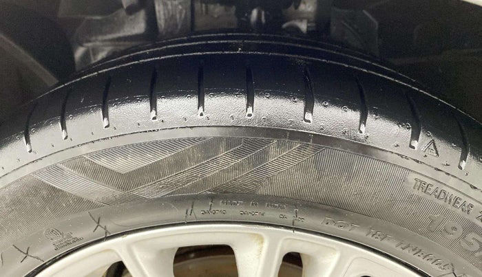 2018 Ford Figo Aspire TITANIUM 1.2 PETROL, Petrol, Manual, 1,04,619 km, Left Front Tyre Tread