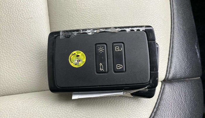 2022 Renault Kiger RXT MT, Petrol, Manual, 5,588 km, Key Close Up
