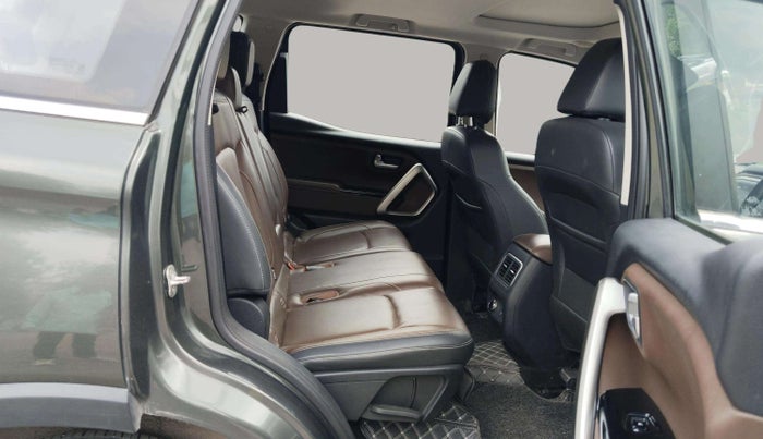 2022 Mahindra SCORPIO-N Z8 L PETROL MT 7 STR, Petrol, Manual, 17,558 km, Right Side Rear Door Cabin