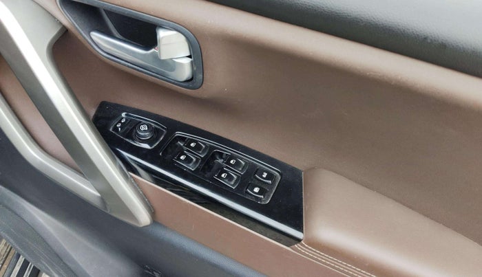 2022 Mahindra SCORPIO-N Z8 L PETROL MT 7 STR, Petrol, Manual, 17,558 km, Driver Side Door Panels Control