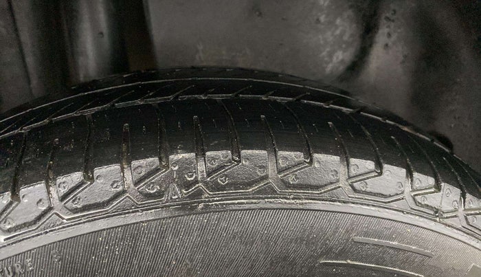 2015 Maruti Swift Dzire VXI, Petrol, Manual, 32,700 km, Right Rear Tyre Tread