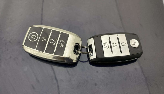 2023 KIA CARENS  PRESTIGE PLUS 1.5 TURBO PETROL IMT 7 STR , Petrol, Manual, 15,184 km, Key Close Up