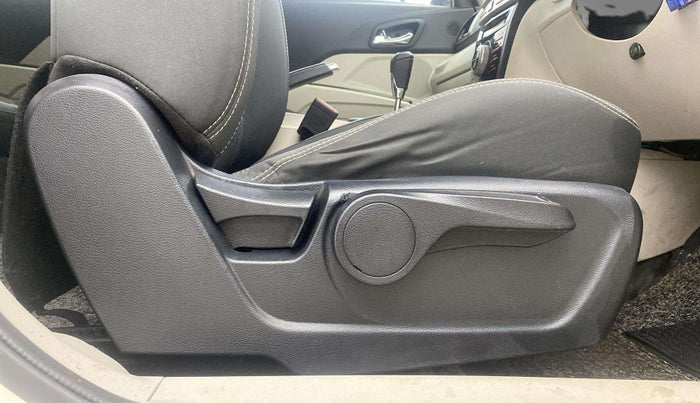 2019 Mahindra XUV300 W8 1.5 DIESEL AMT, Diesel, Automatic, 83,418 km, Driver Side Adjustment Panel