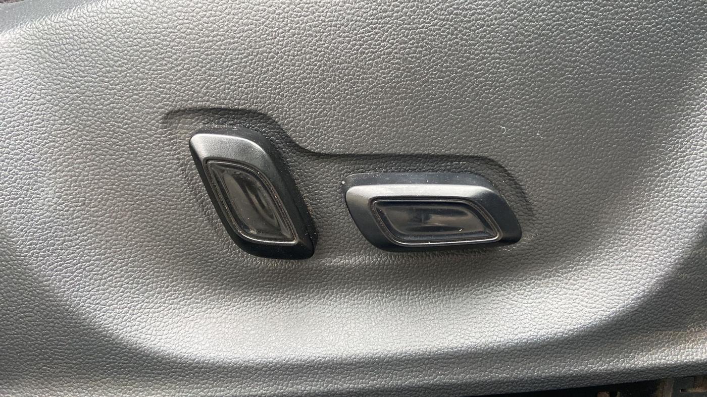 2021 MG ASTOR SHARP 1.5 MT, Petrol, Manual, 33,493 km, Driver Side Adjustment Panel