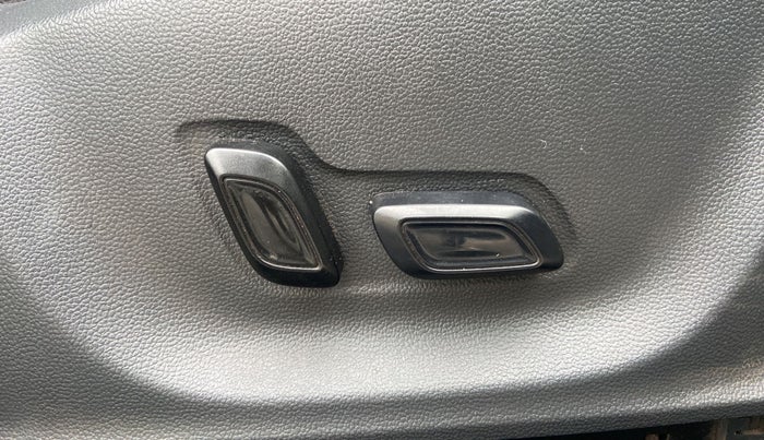 2021 MG ASTOR SHARP 1.5 MT, Petrol, Manual, 33,350 km, Driver Side Adjustment Panel