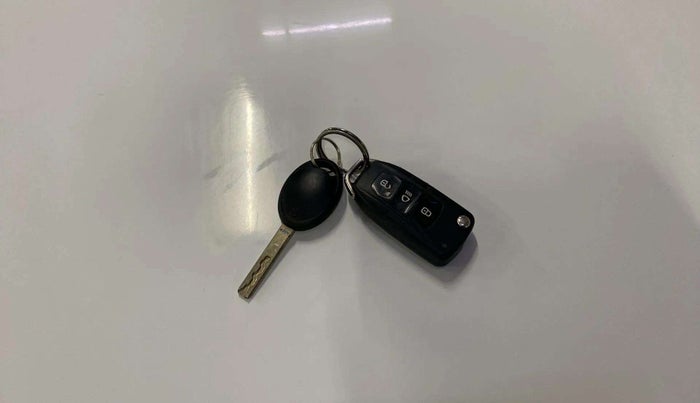 2021 Tata NEXON XM SUNROOF PETROL, Petrol, Manual, 63,857 km, Key Close Up