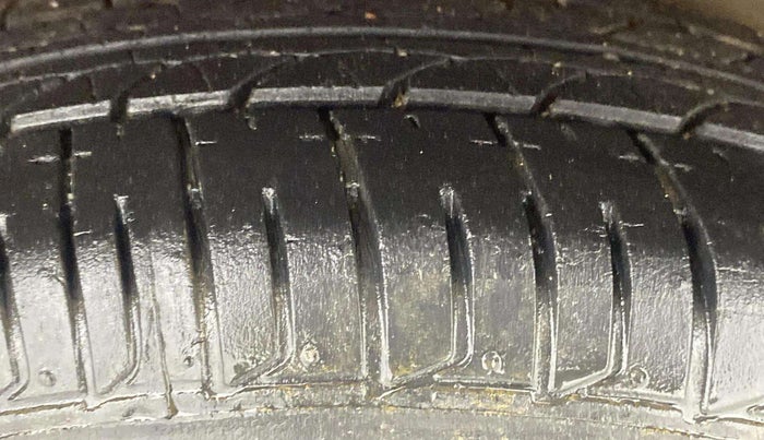 2014 Hyundai i10 MAGNA 1.1, Petrol, Manual, 45,964 km, Right Rear Tyre Tread