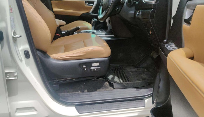 2019 Toyota Fortuner 2.8 4X2 AT, Diesel, Automatic, 1,03,970 km, Driver Side Adjustment Panel