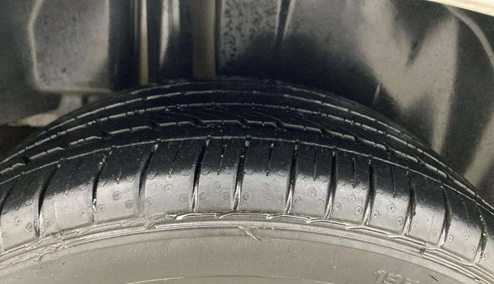 2016 Maruti Ciaz ZDI+ SHVS, Diesel, Manual, 70,370 km, Right Rear Tyre Tread
