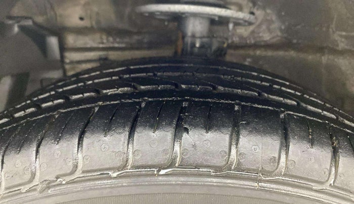 2016 Maruti Ciaz ZDI+ SHVS, Diesel, Manual, 70,370 km, Left Front Tyre Tread