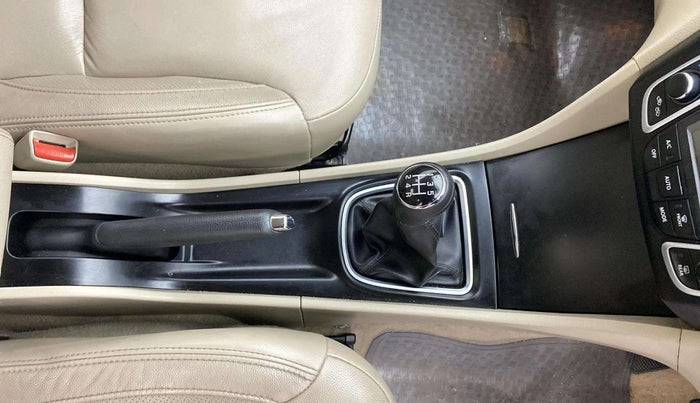 2016 Maruti Ciaz ZDI+ SHVS, Diesel, Manual, 70,370 km, Gear Lever
