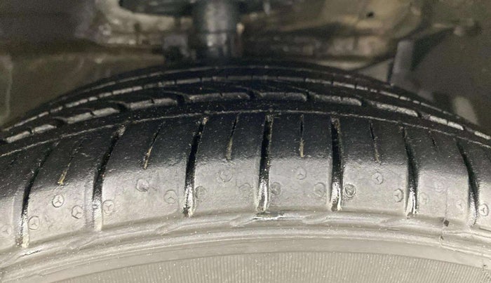 2016 Maruti Ciaz ZDI+ SHVS, Diesel, Manual, 70,370 km, Right Front Tyre Tread