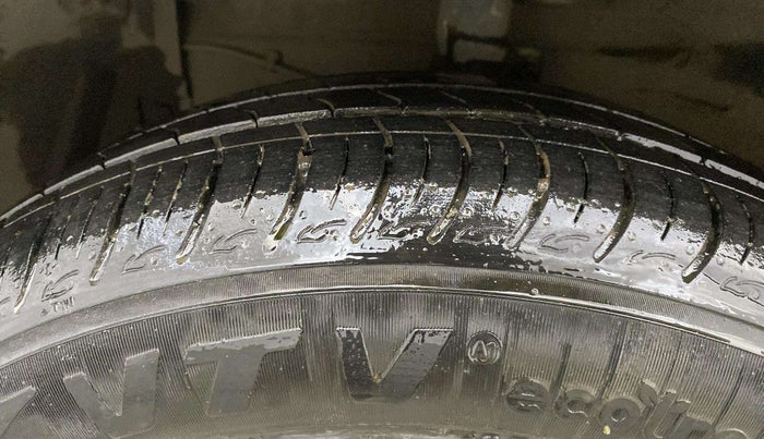 2013 Maruti Ertiga VXI, Petrol, Manual, 73,814 km, Left Front Tyre Tread