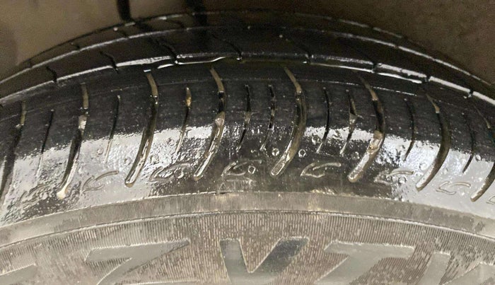 2013 Maruti Ertiga VXI, Petrol, Manual, 73,814 km, Right Rear Tyre Tread