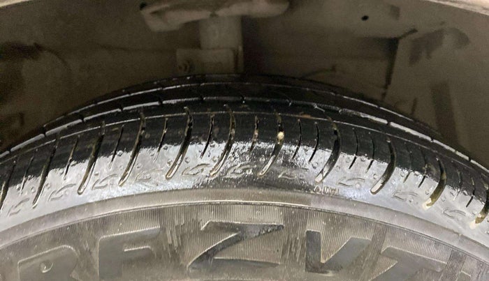 2013 Maruti Ertiga VXI, Petrol, Manual, 73,814 km, Right Front Tyre Tread