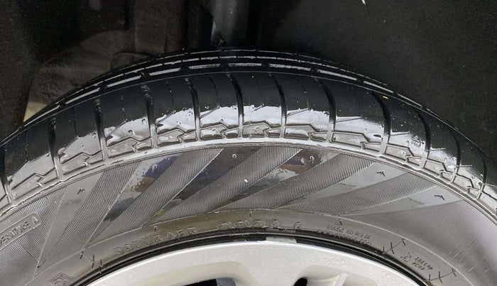2024 KIA CARENS Prestige (O) 1.5 Petrol 7 STR, Petrol, Manual, 4,521 km, Right Rear Tyre Tread