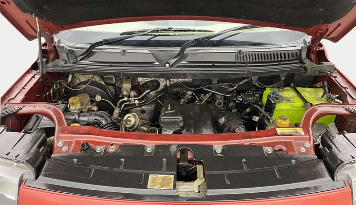 2018 Mahindra TUV300 T10 AMT DUAL TONE, Diesel, Automatic, 42,666 km, Engine View