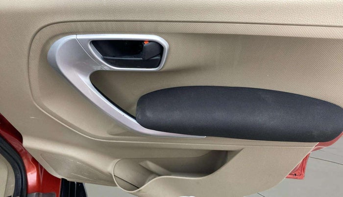 2018 Mahindra TUV300 T10 AMT DUAL TONE, Diesel, Automatic, 42,666 km, Driver Side Door Panels Control