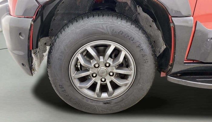 2018 Mahindra TUV300 T10 AMT DUAL TONE, Diesel, Automatic, 42,666 km, Left Front Wheel