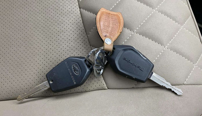 2018 Mahindra TUV300 T10 AMT DUAL TONE, Diesel, Automatic, 42,666 km, Key Close Up