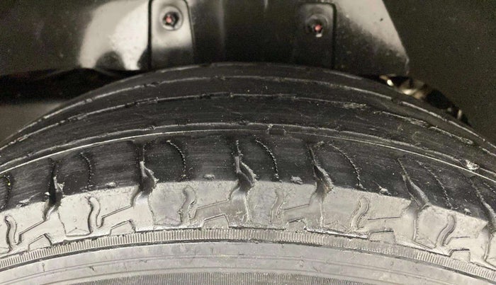 2018 Mahindra TUV300 T10 AMT DUAL TONE, Diesel, Automatic, 42,666 km, Left Rear Tyre Tread