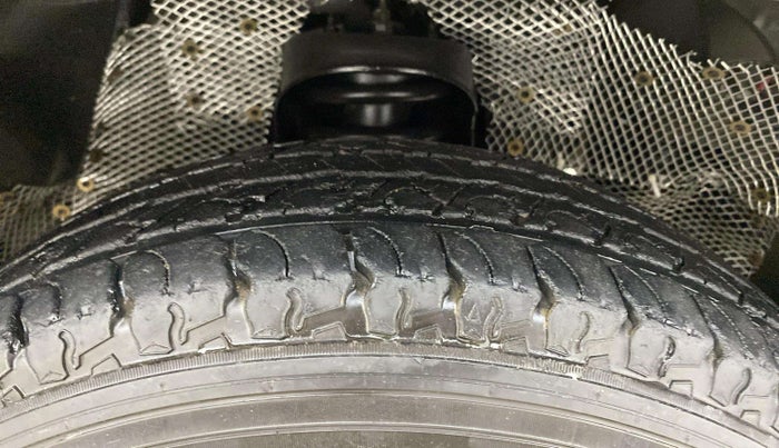 2018 Mahindra TUV300 T10 AMT DUAL TONE, Diesel, Automatic, 42,666 km, Right Front Tyre Tread