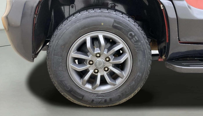 2018 Mahindra TUV300 T10 AMT DUAL TONE, Diesel, Automatic, 42,666 km, Right Rear Wheel