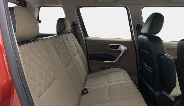 2018 Mahindra TUV300 T10 AMT DUAL TONE, Diesel, Automatic, 42,666 km, Right Side Rear Door Cabin