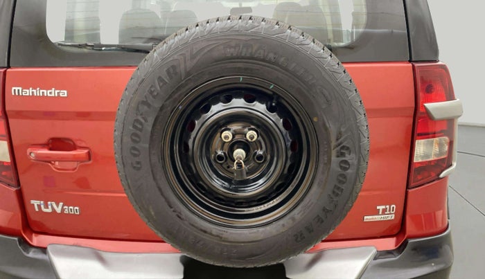 2018 Mahindra TUV300 T10 AMT DUAL TONE, Diesel, Automatic, 42,666 km, Spare Tyre