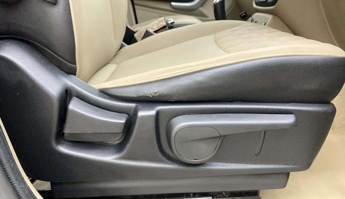 2018 Mahindra TUV300 T10 AMT DUAL TONE, Diesel, Automatic, 42,666 km, Driver Side Adjustment Panel
