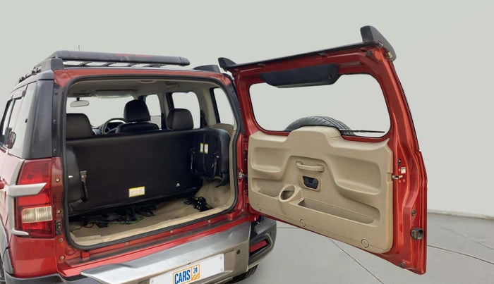 2018 Mahindra TUV300 T10 AMT DUAL TONE, Diesel, Automatic, 42,666 km, Boot Door Open