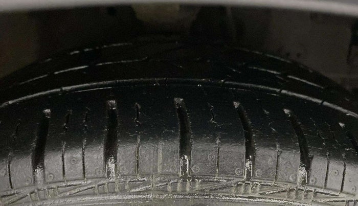 2018 Hyundai Eon MAGNA +, Petrol, Manual, 21,857 km, Right Front Tyre Tread