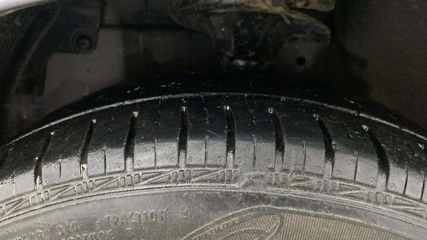 2018 Hyundai Eon MAGNA +, Petrol, Manual, 21,857 km, Left Front Tyre Tread