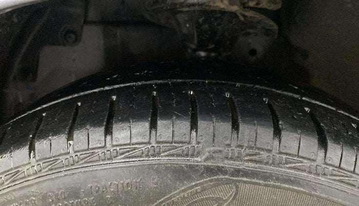 2018 Hyundai Eon MAGNA +, Petrol, Manual, 21,857 km, Left Front Tyre Tread