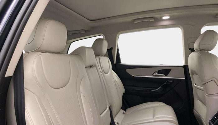 2022 Mahindra XUV700 AX 7 D AT 7 STR, Diesel, Automatic, 20,732 km, Right Side Rear Door Cabin
