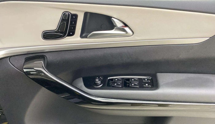 2022 Mahindra XUV700 AX 7 D AT 7 STR, Diesel, Automatic, 20,732 km, Driver Side Door Panels Control