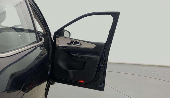 2022 Mahindra XUV700 AX 7 D AT 7 STR, Diesel, Automatic, 20,732 km, RHS Front Door