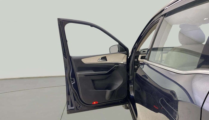 2022 Mahindra XUV700 AX 7 D AT 7 STR, Diesel, Automatic, 20,732 km, LHS Front Door