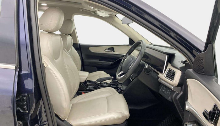 2022 Mahindra XUV700 AX 7 D AT 7 STR, Diesel, Automatic, 20,732 km, Right Side Front Door Cabin